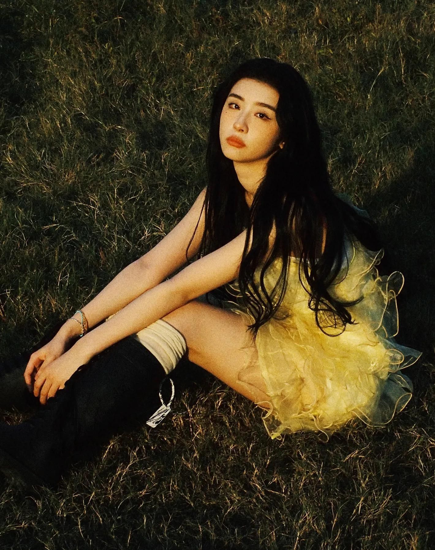 赵小棠晒日落氛围美照淡黄的长裙蓬松的头发美艳动人