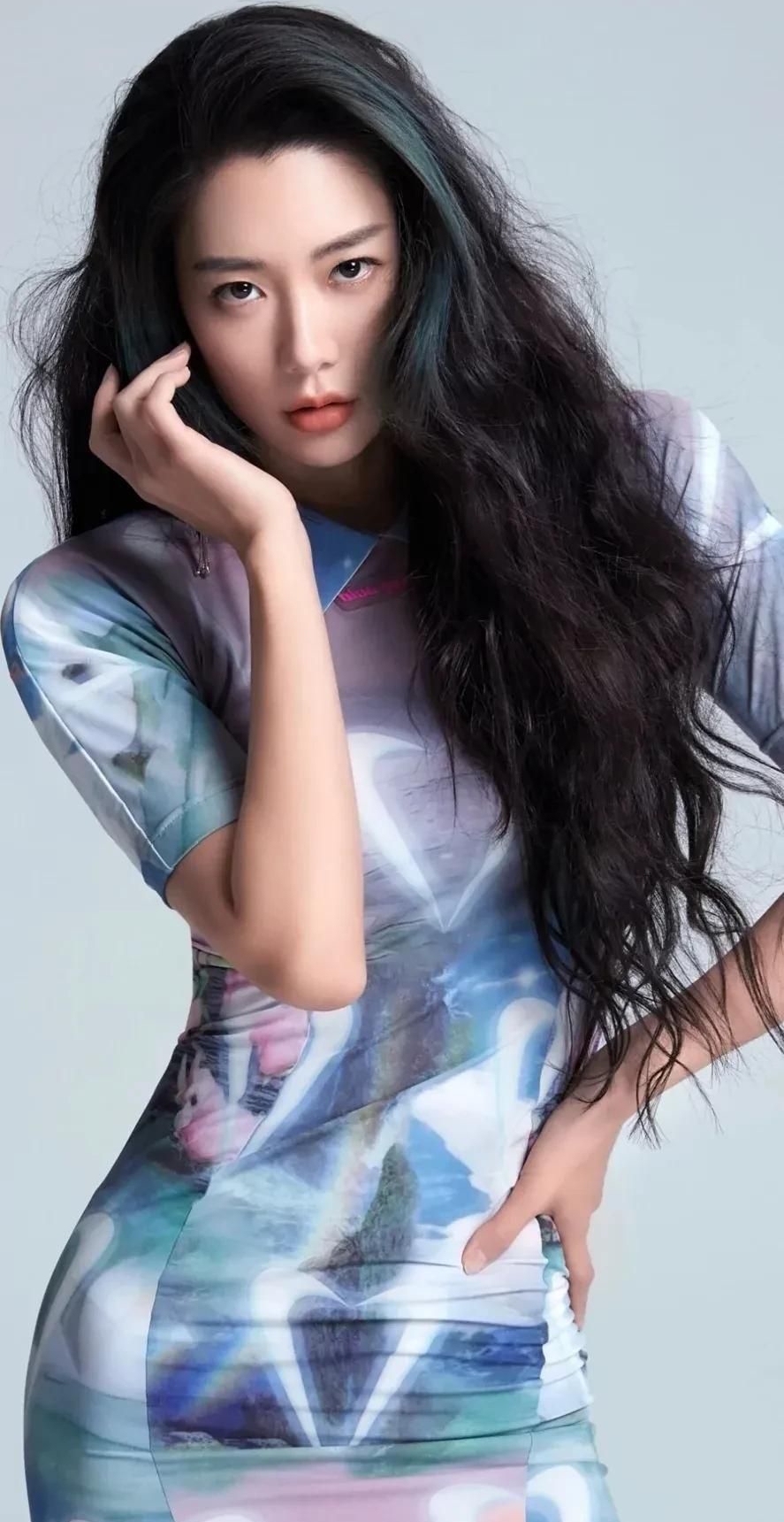 克拉拉端庄优雅明艳写真,楚楚动人!__财经头条