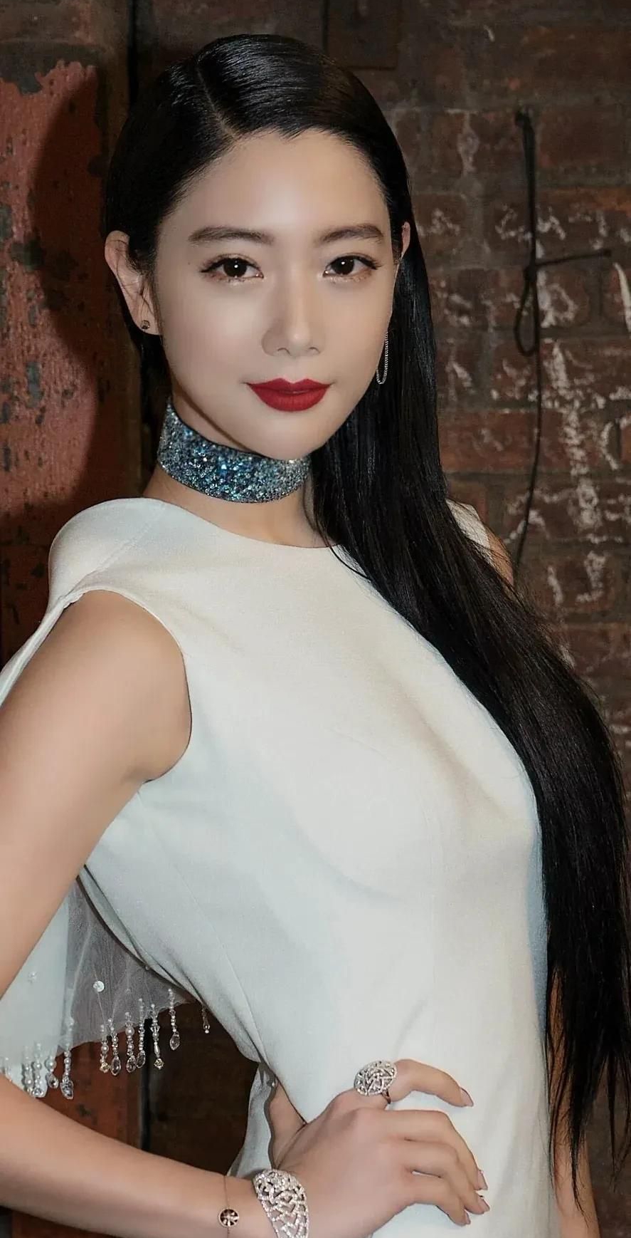 克拉拉端庄优雅明艳写真,美艳动人!__财经头条