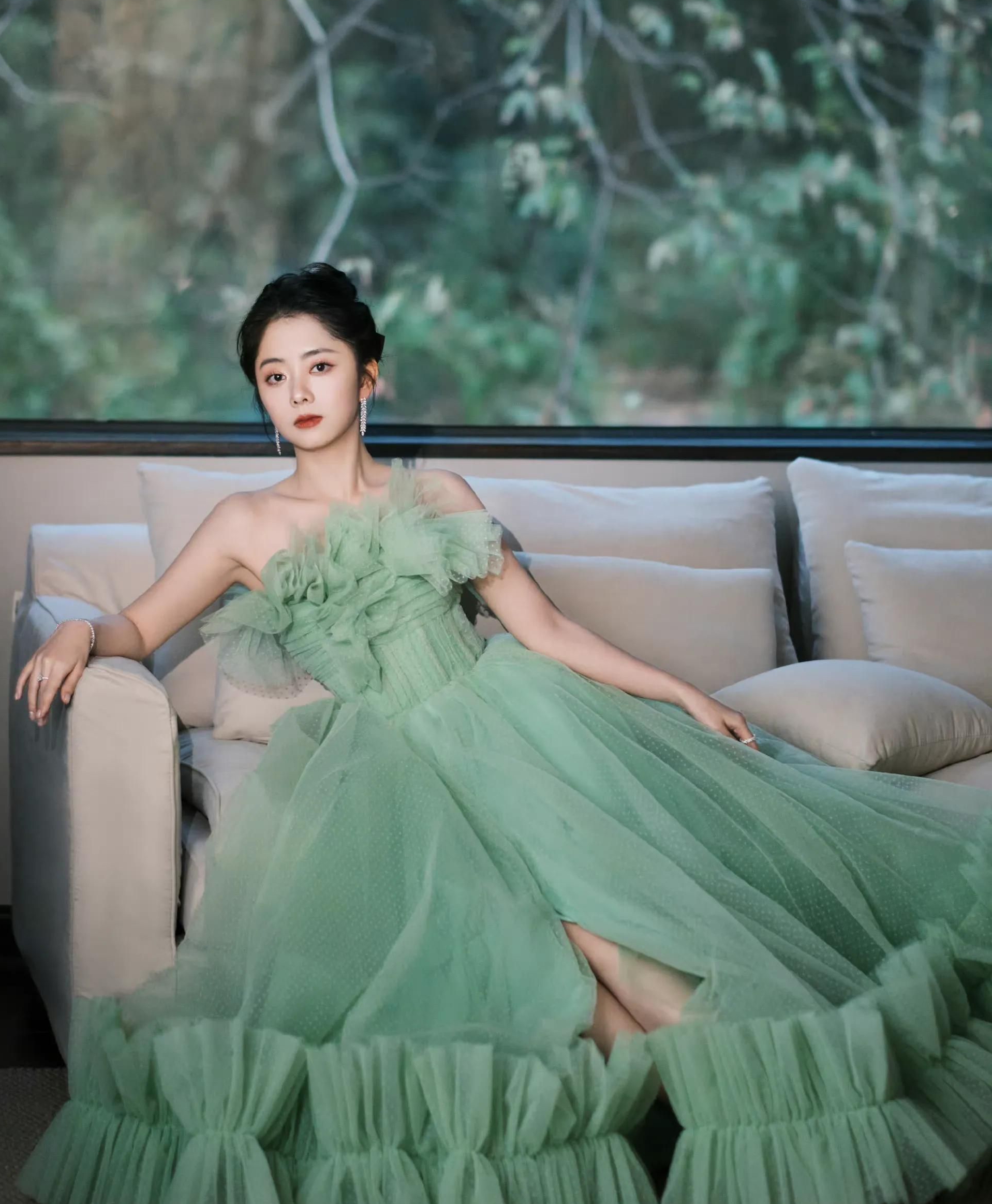 谭松韵薄荷绿薄纱礼裙,清新灵动,飘逸出尘,楚楚动人!__财经头条