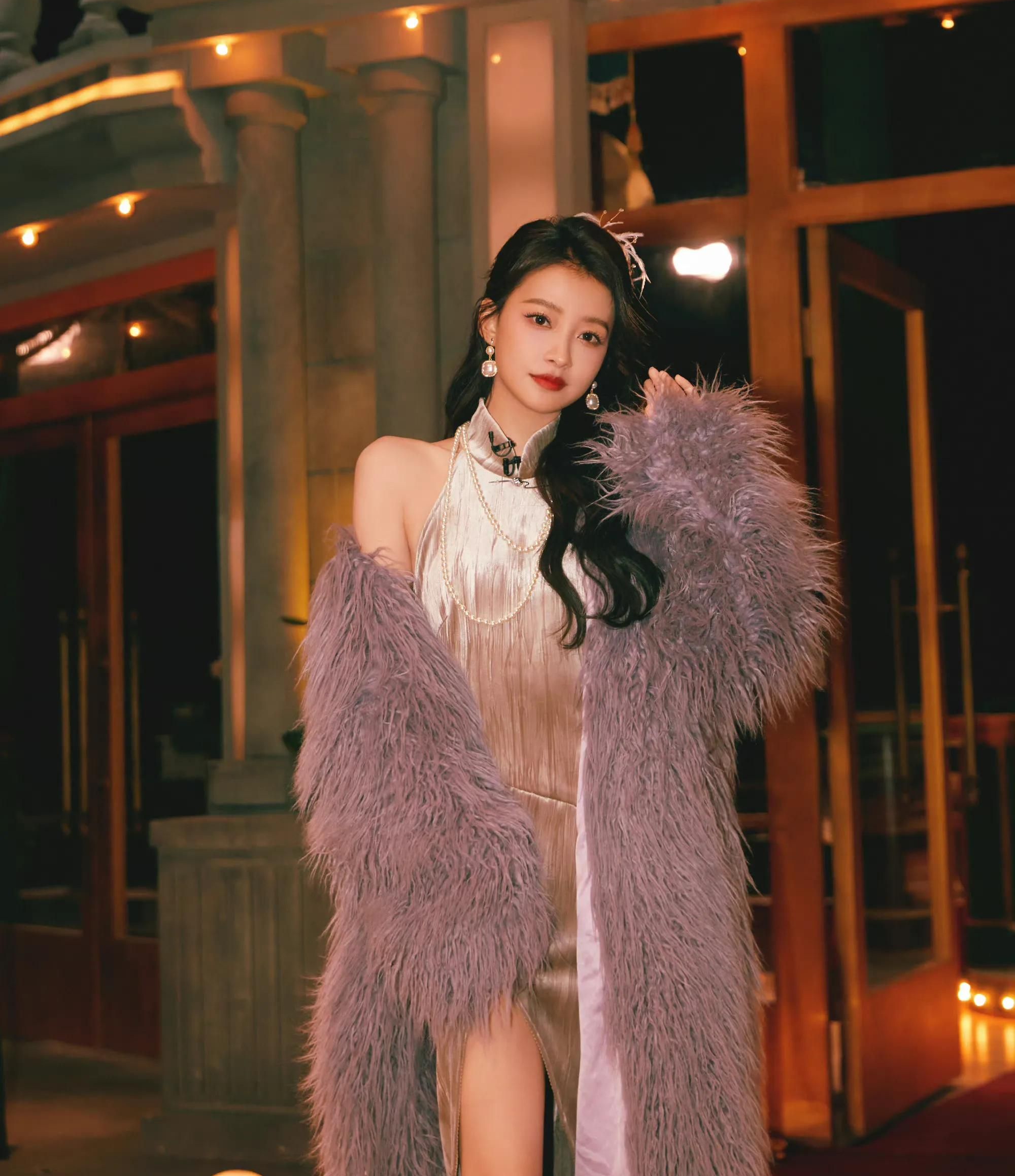 孙怡穿高开叉紫色旗袍秀长腿香肩半露美艳绝伦