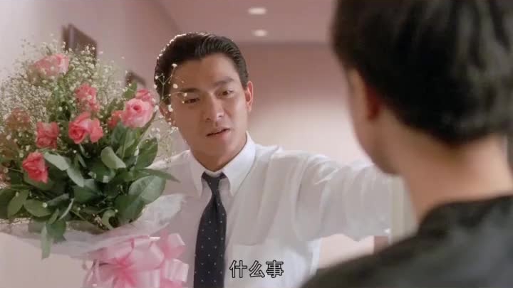 华仔向美女献殷勤，拿花进美女卧室出来就剩了这么个玩意！_新浪新闻
