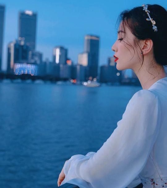 最美侧颜刘诗诗!__财经头条