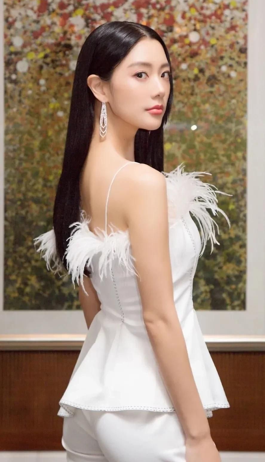 克拉拉端庄优雅明艳写真,惊艳迷人!__财经头条