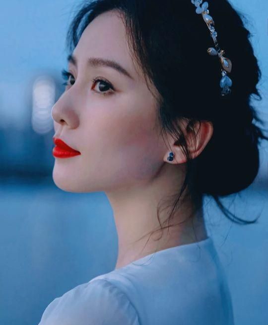 最美侧颜刘诗诗!__财经头条