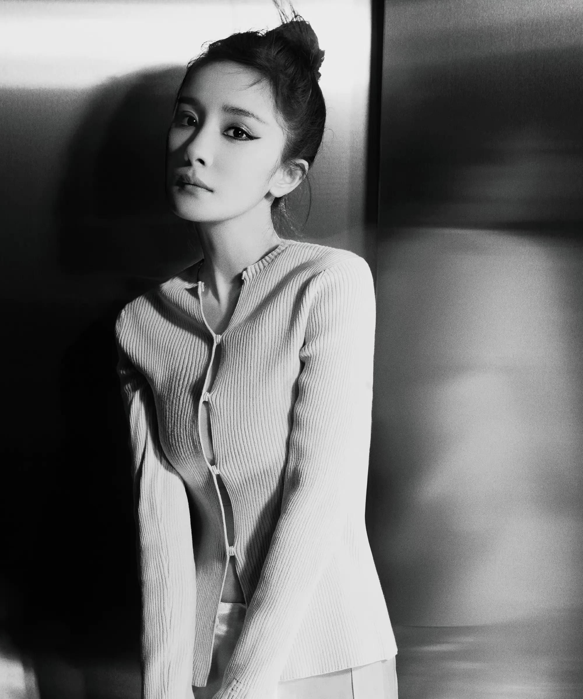 杨幂化烟熏妆造型,扎丸子头,酷飒魅惑,美艳动人!