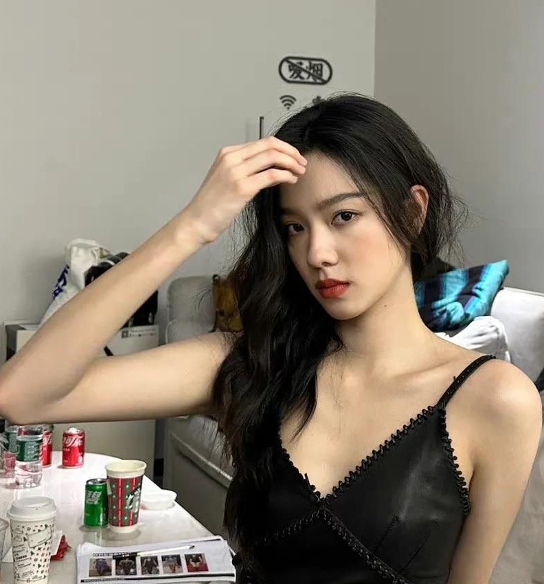 庄达菲穿着黑色深v小吊带风情撩人,清纯甜美,灵动温柔!