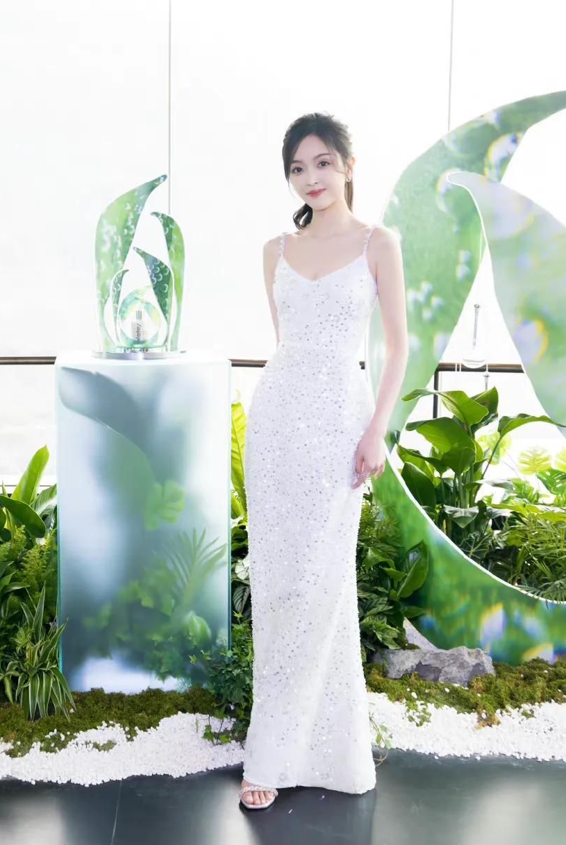 吴宣仪穿吊带深v镶钻白裙勾勒曼妙身姿,优雅高贵,惊艳迷人!