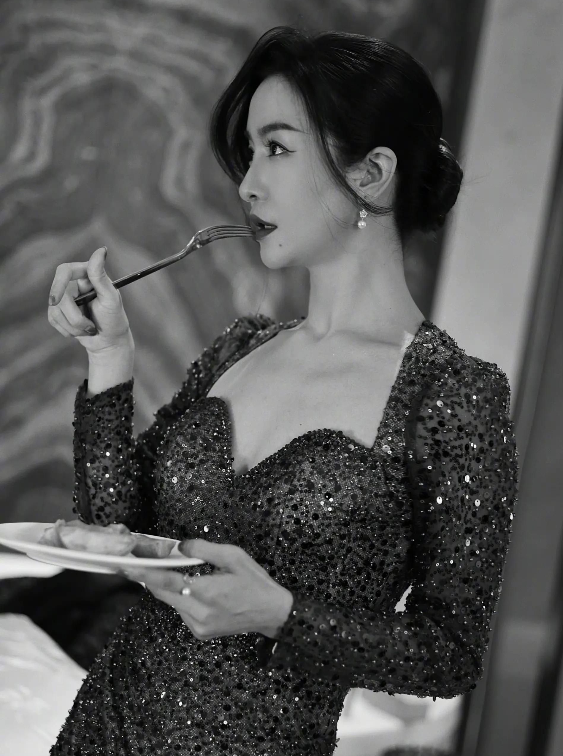 李晟一袭墨绿长裙高贵冷艳复古优雅