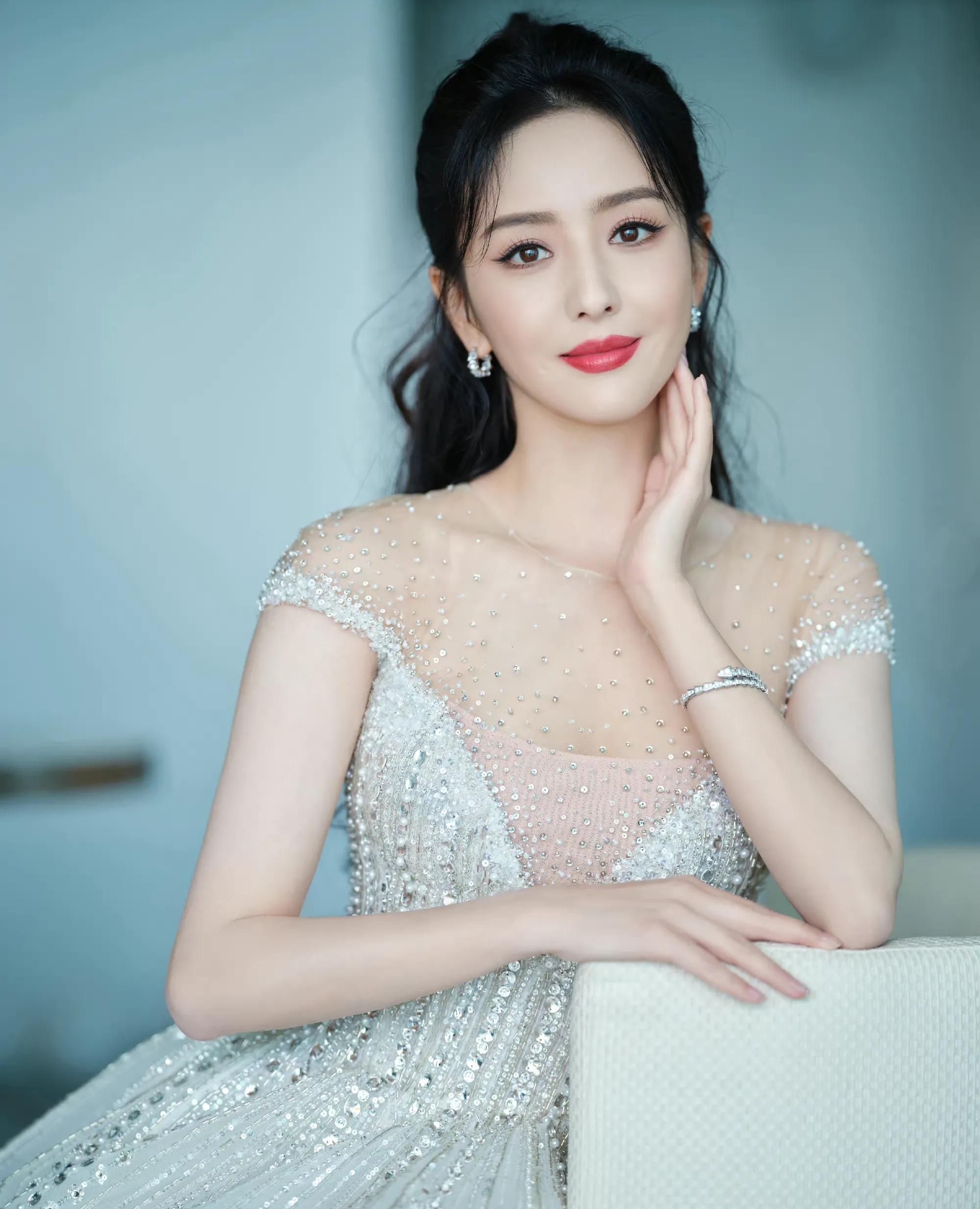 佟丽娅深v透视裙造型,雍容华贵,明艳动人!__财经头条