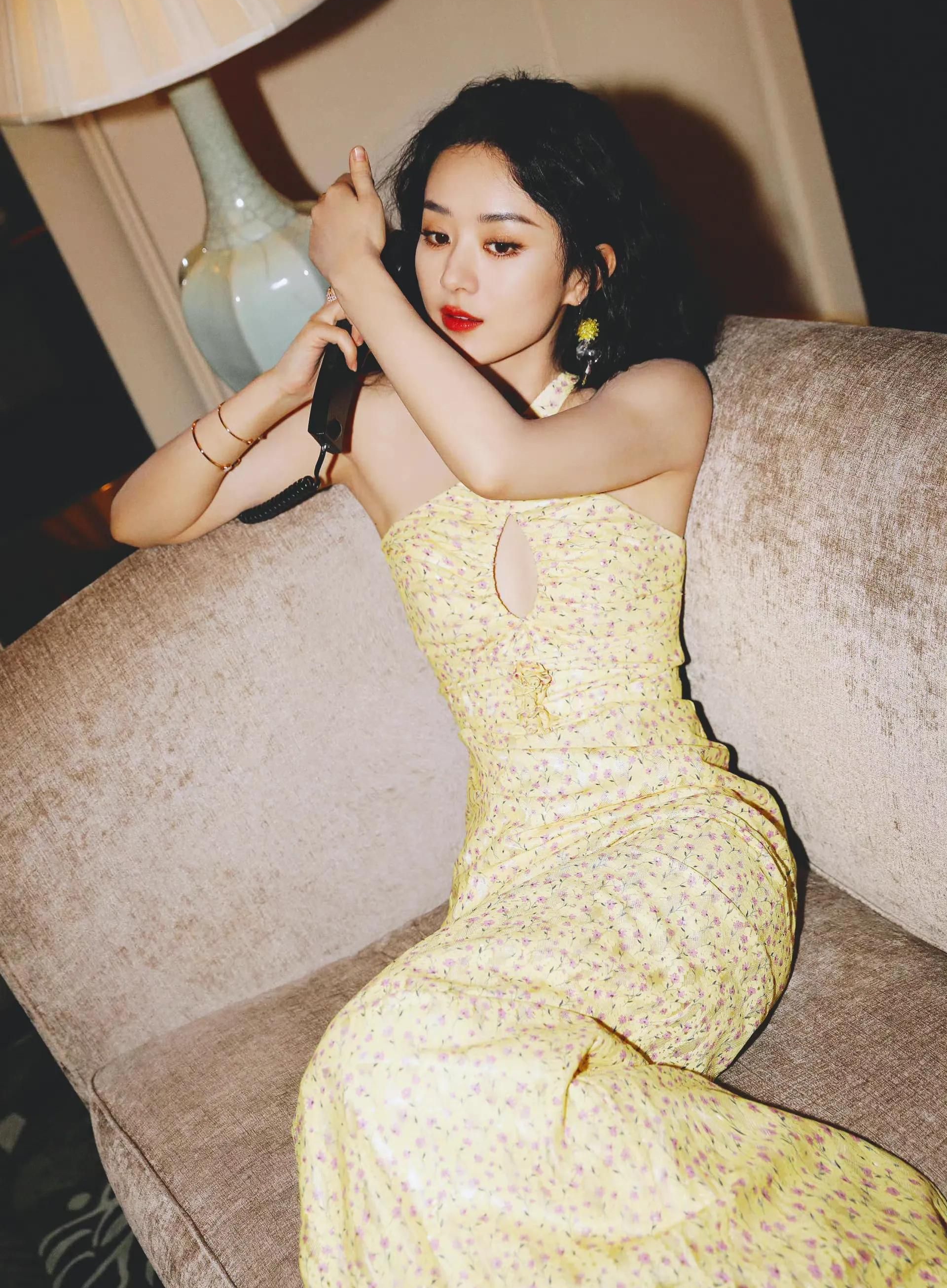 赵丽颖黄色碎花裙造型,曼妙多姿,娇俏甜美!