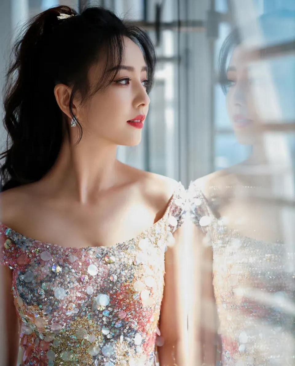 佟丽娅深v透视裙造型,雍容华贵,楚楚动人!