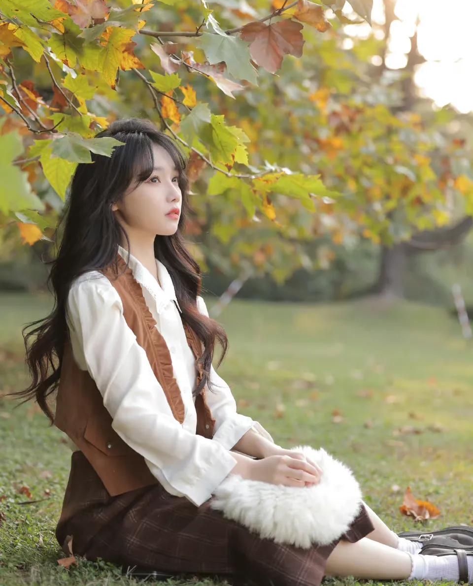 宋昕冉落叶氛围美照,清新唯美,可爱迷人!