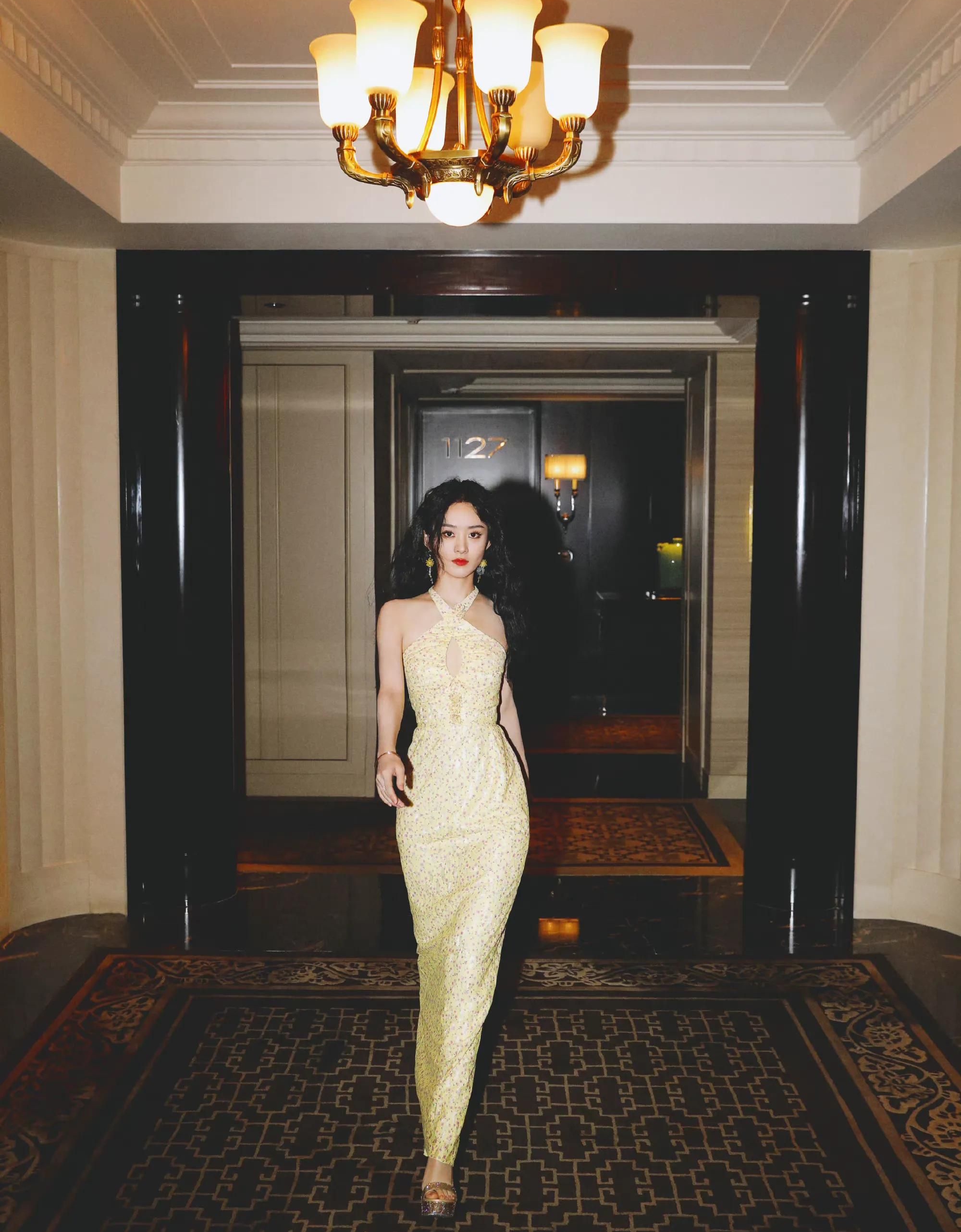 赵丽颖黄色碎花裙造型,曼妙多姿,娇俏甜美!