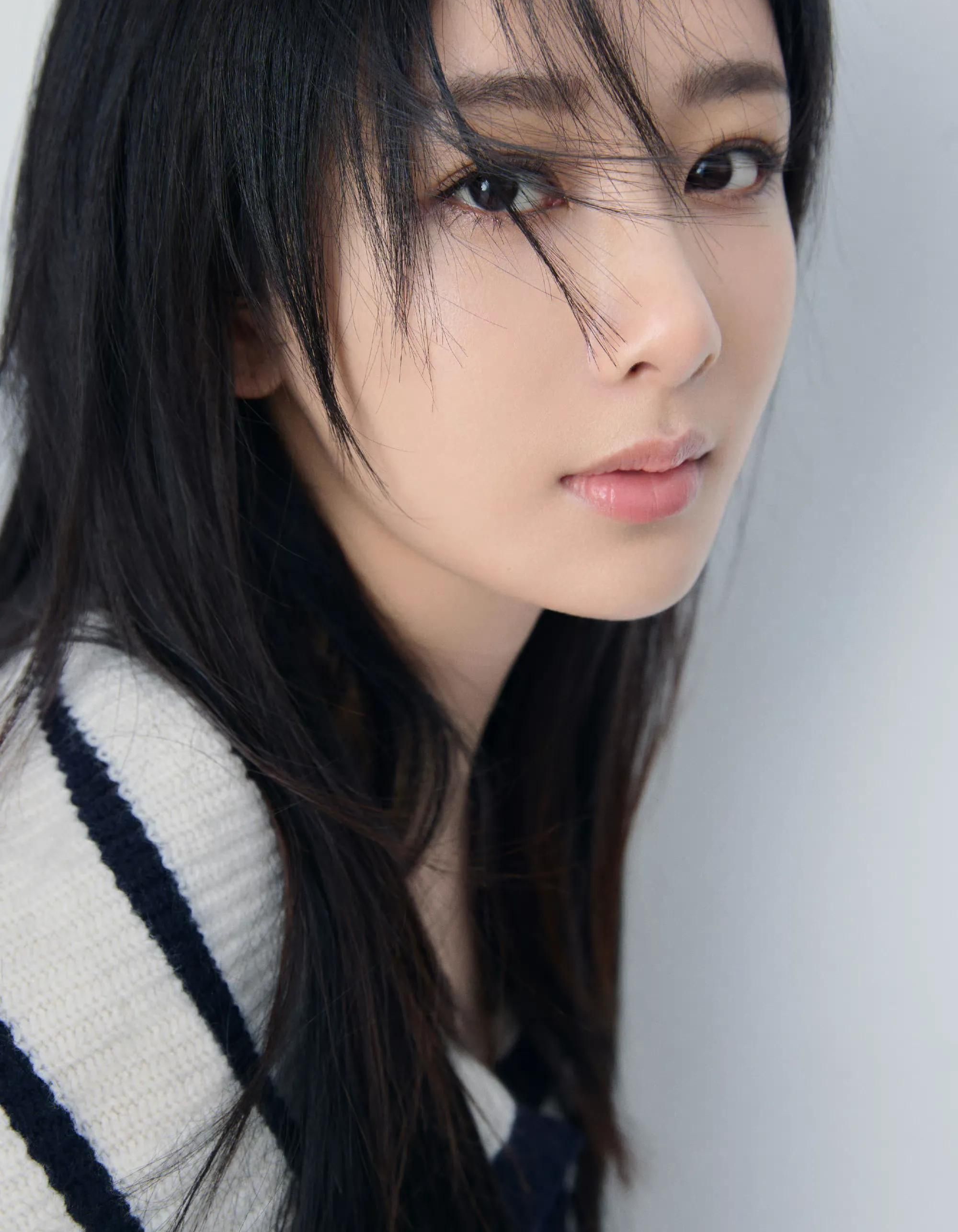 杨紫清纯写真灵动自然明艳动人