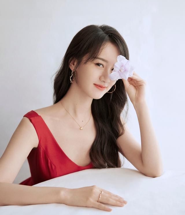 袁冰妍大红礼服甜美笑容写真!