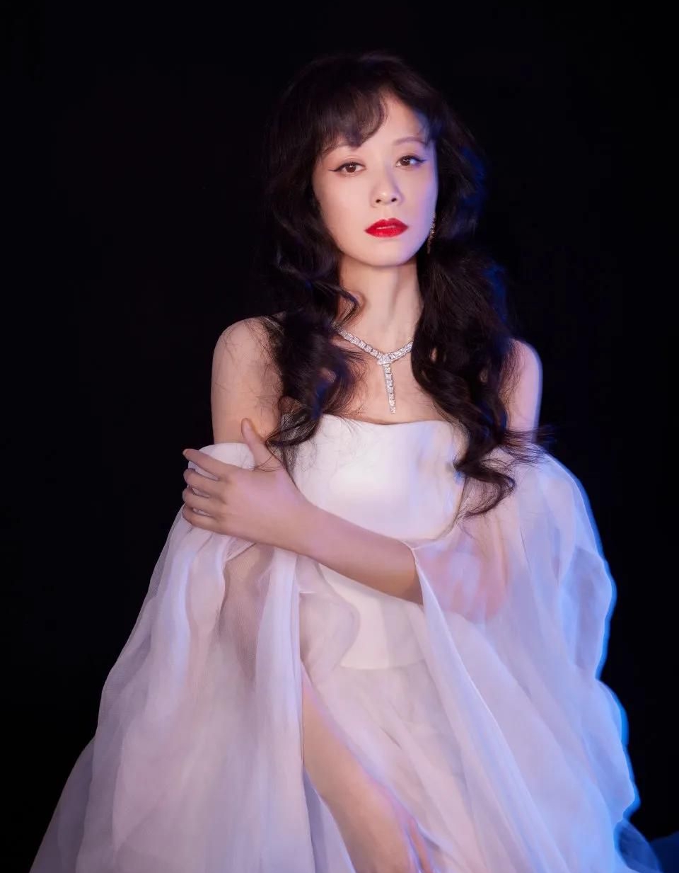 倪虹洁穿吊带抹胸透视裙,身材火辣,优雅迷人!