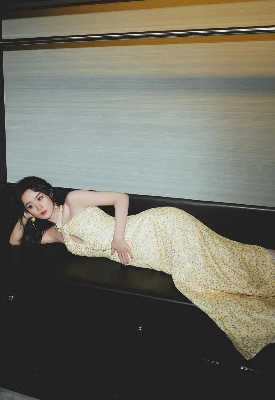 赵丽颖黄色碎花裙造型,曼妙多姿,娇俏甜美!