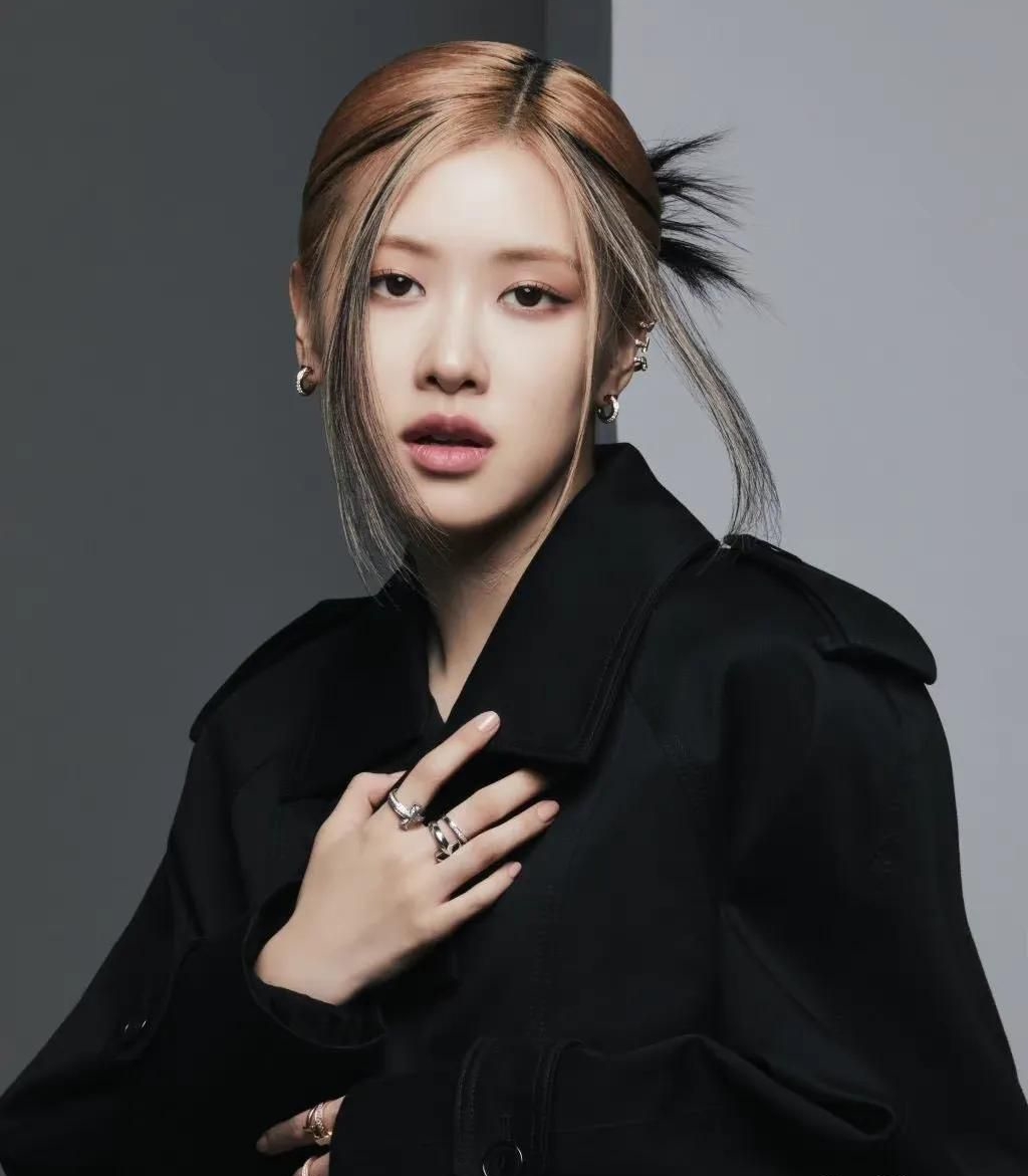 朴彩英穿吊带深v裙配黑丝,冷艳迷人,楚楚动人!