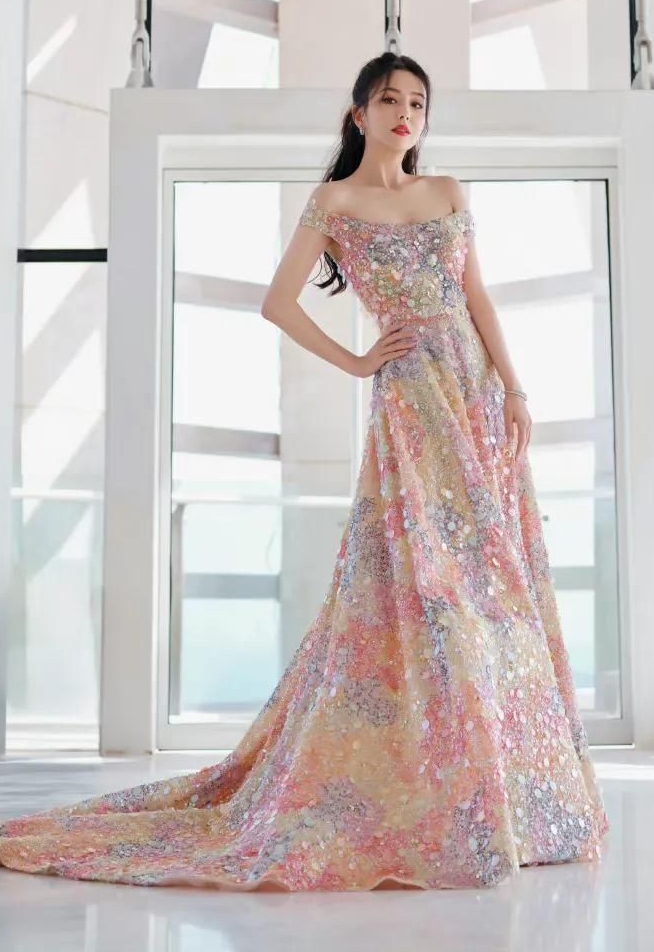 佟丽娅深v透视裙造型,雍容华贵,优雅迷人!