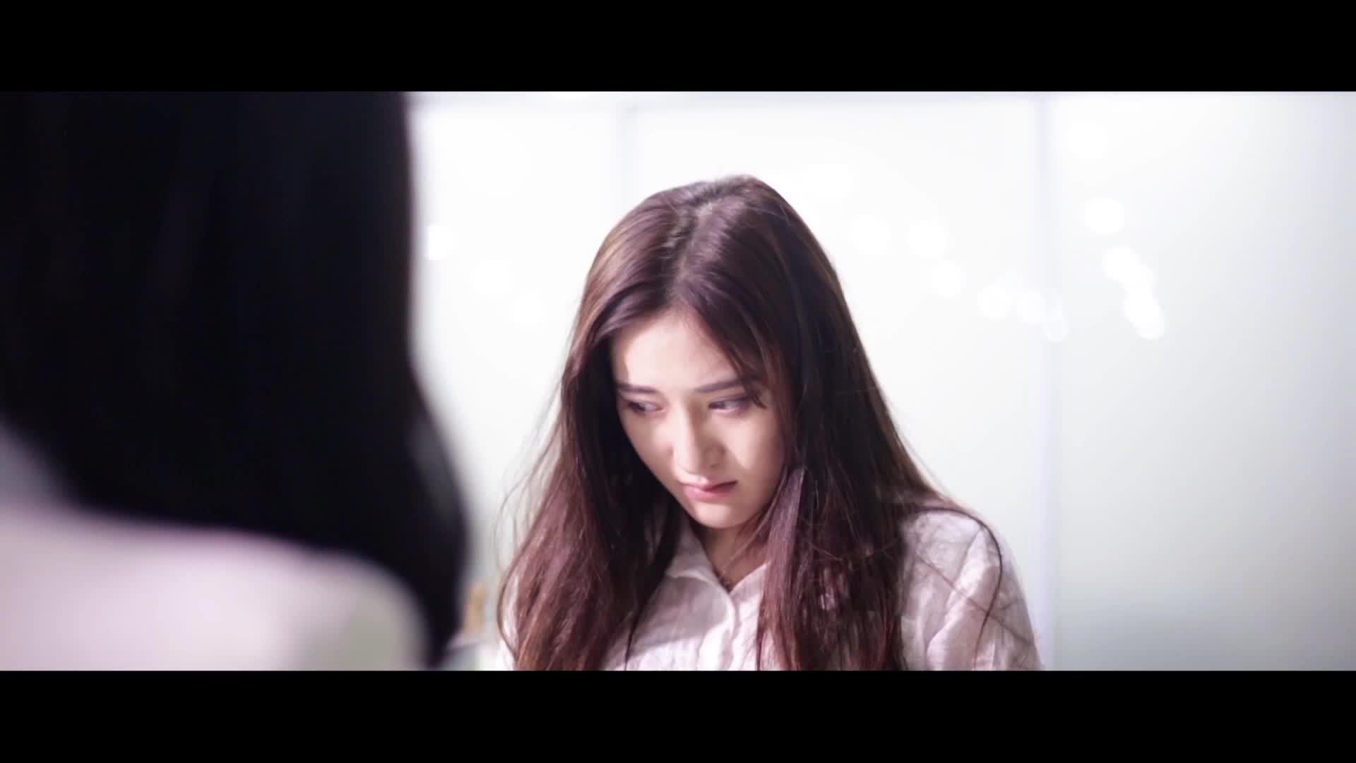 丰满女秘书遭别人挖墙脚,老板却爱上了新来的清纯女大学生