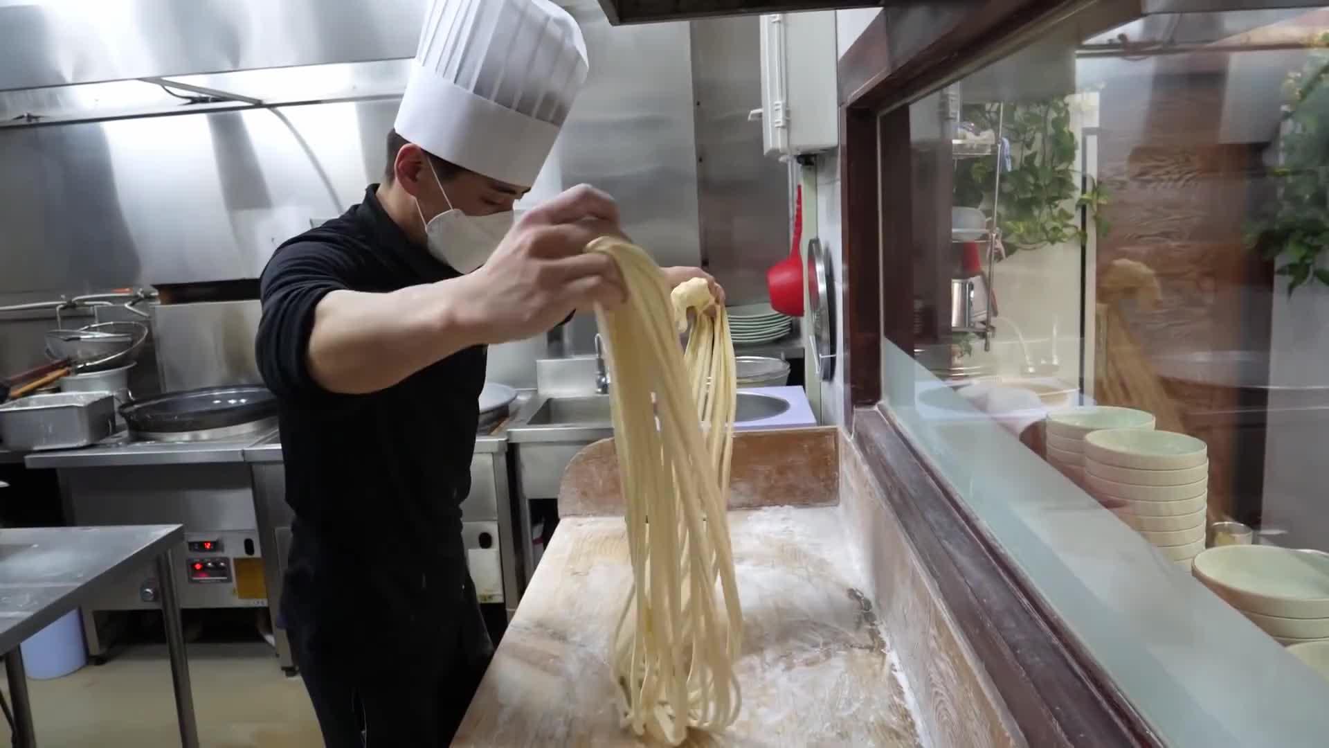 大口大口塞超满足 03:28 韩国厨师偷师中国拉面技术,炒的韩式海鲜炸酱