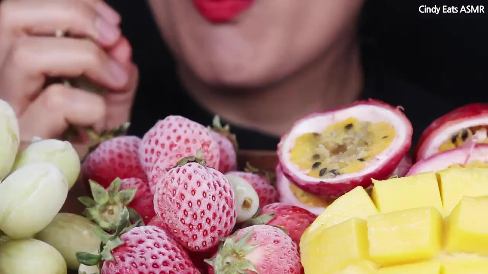 韩国大胃王吃一桌冷冻水果,草莓,葡萄和百香果,真佩服她的牙!