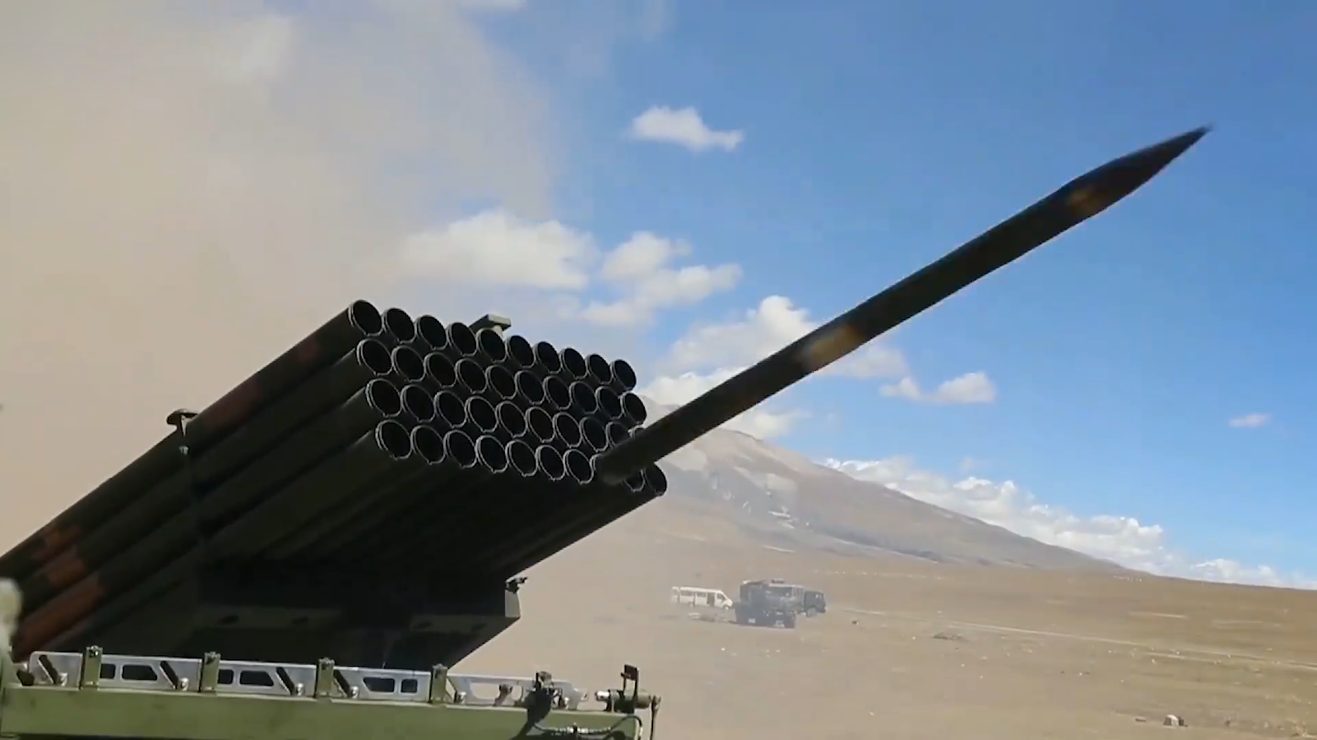 西藏军区某工化旅,出动数辆火箭布雷车,进行实弹射击训练!