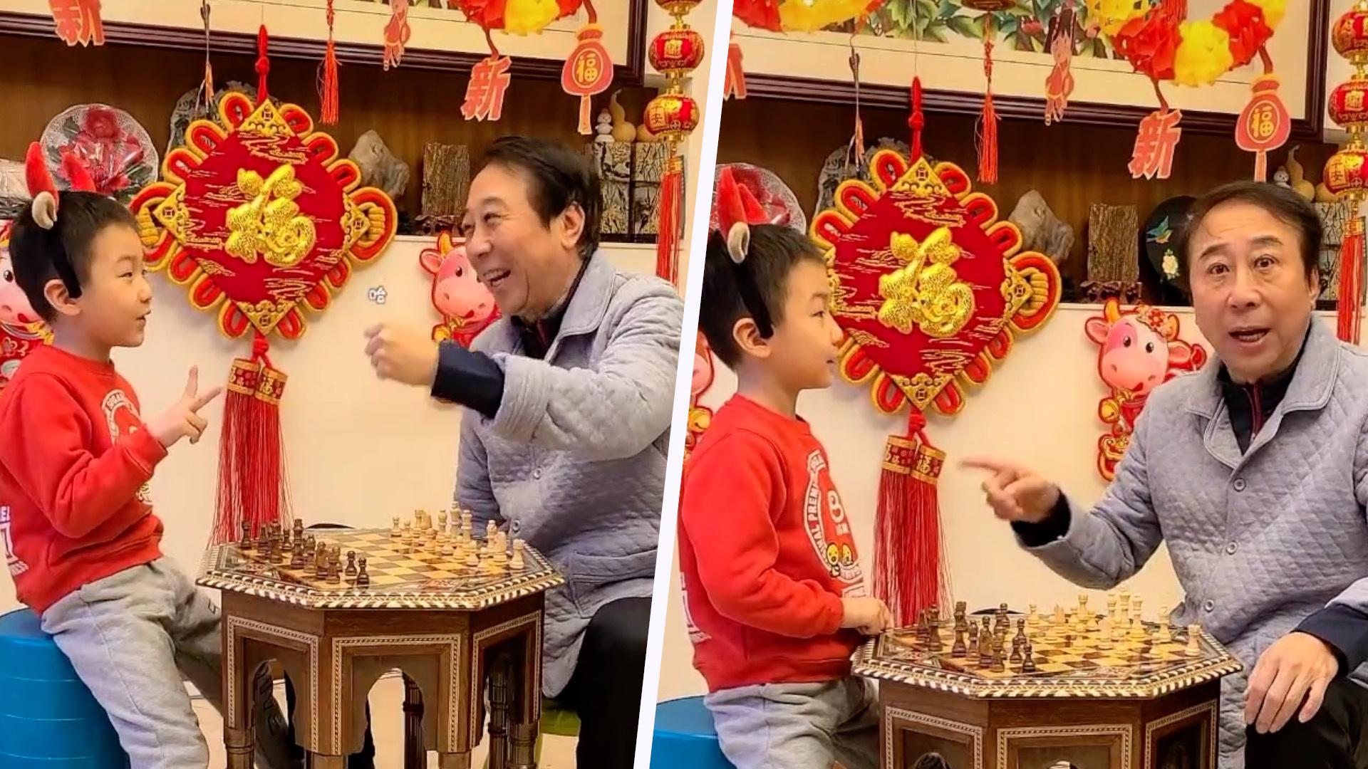 冯巩和孙子下棋对话太精彩!小小年纪防疫情意识超强,获爷爷狂赞