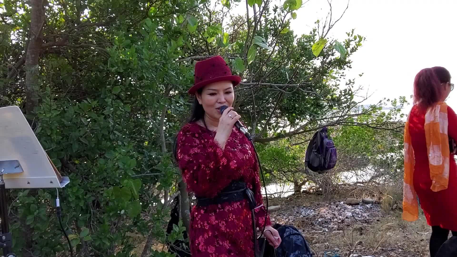 街头艺人小红献唱《我的快乐就是想你》歌声好听,粉丝打赏钞票