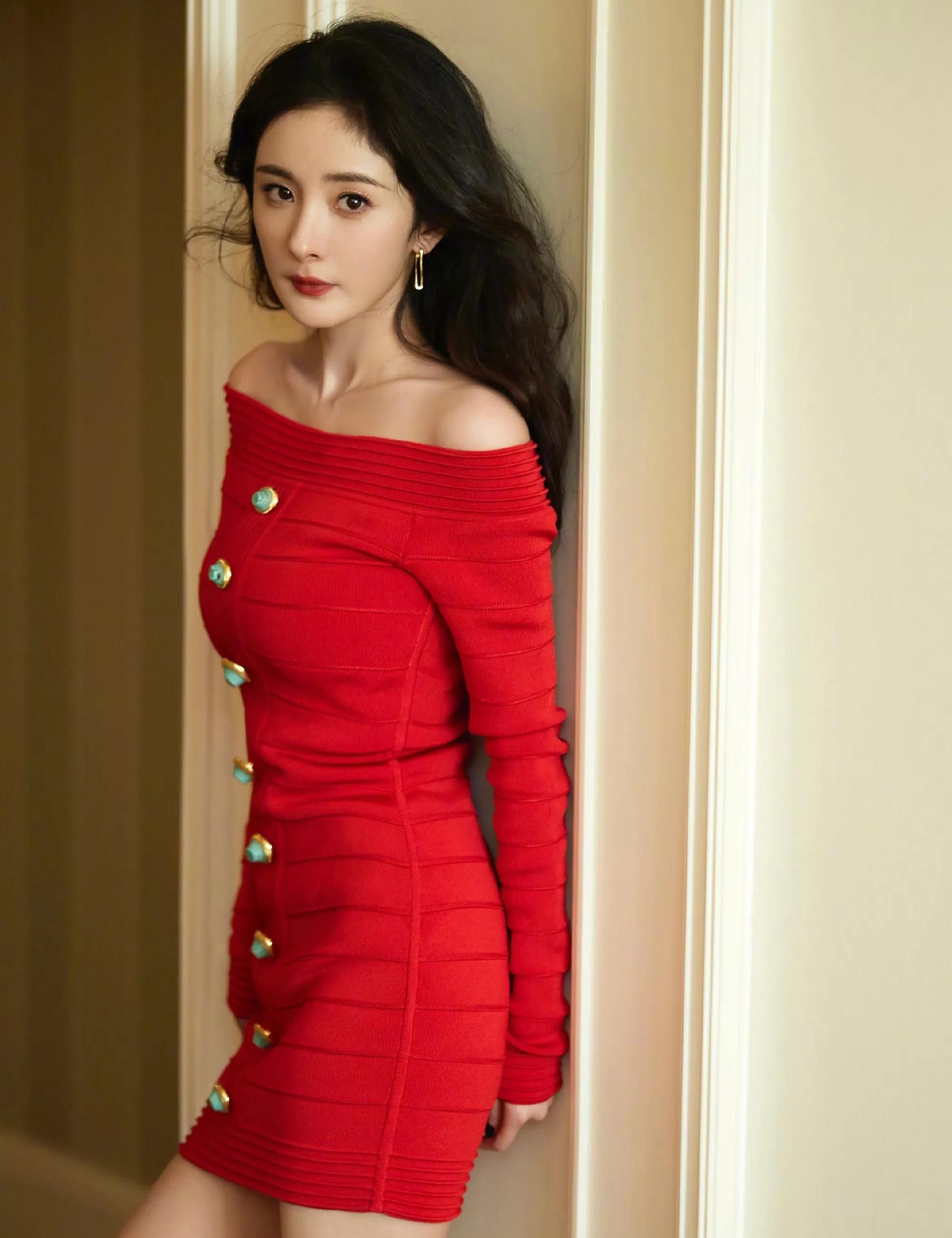 杨幂明艳红裙大片,楚楚动人!__财经头条