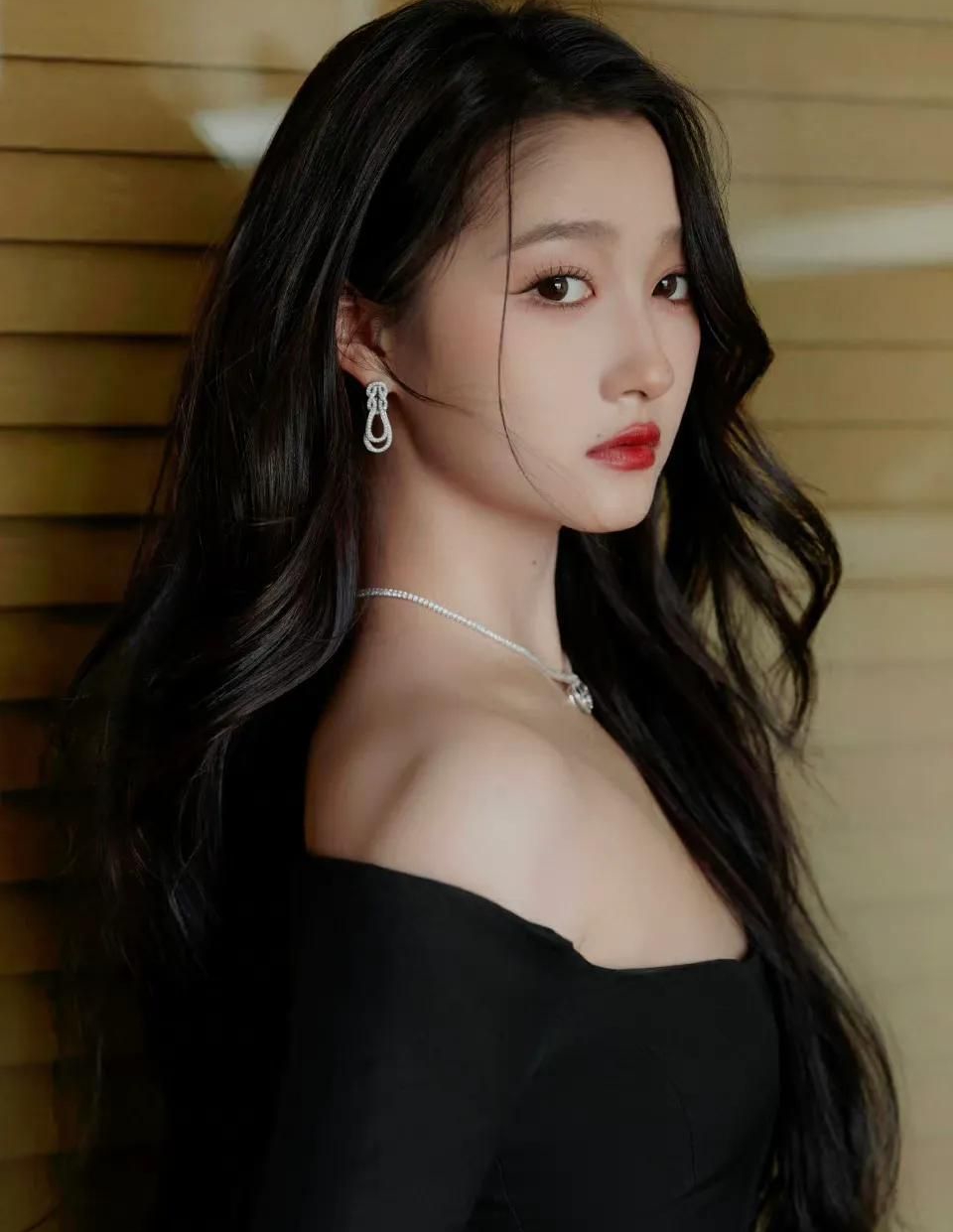 关晓彤一袭黑色抹胸短裙长卷发披肩美艳动人