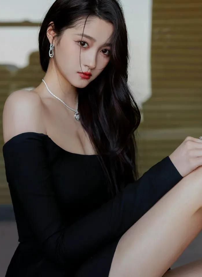 关晓彤一袭黑色抹胸短裙长卷发披肩美艳动人