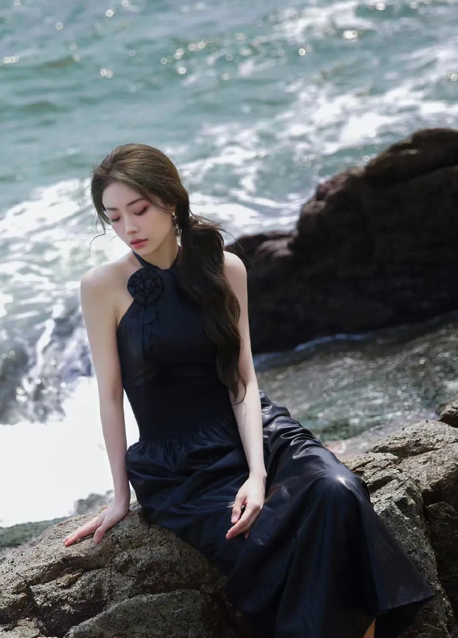 喻言穿黑色玫瑰皮裙漫步海边,千娇百媚,惊艳迷人!_高清图集_新浪网