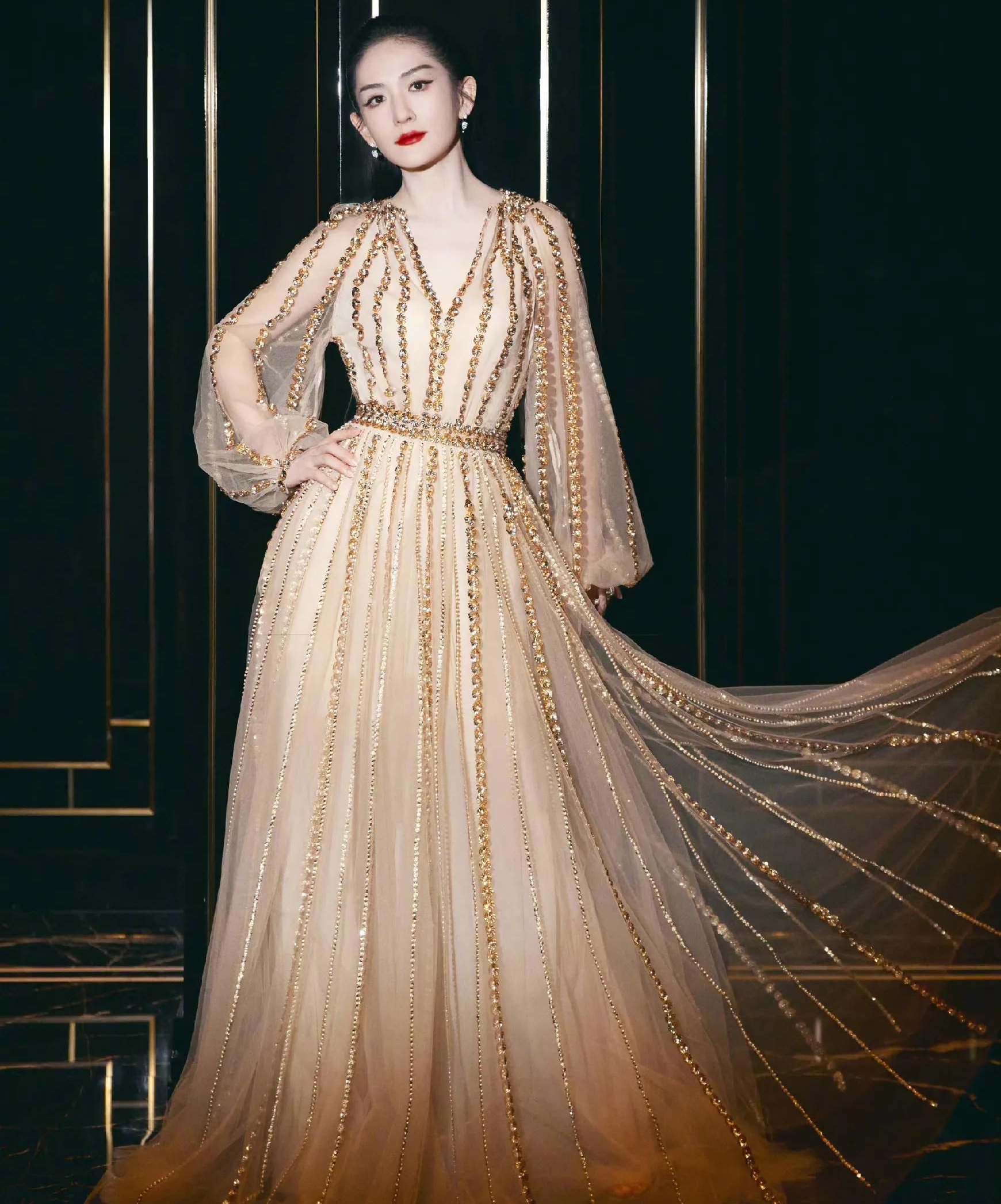 谢娜穿裸色透视深v仙女裙扎高马尾,酷飒美艳,优雅高贵!