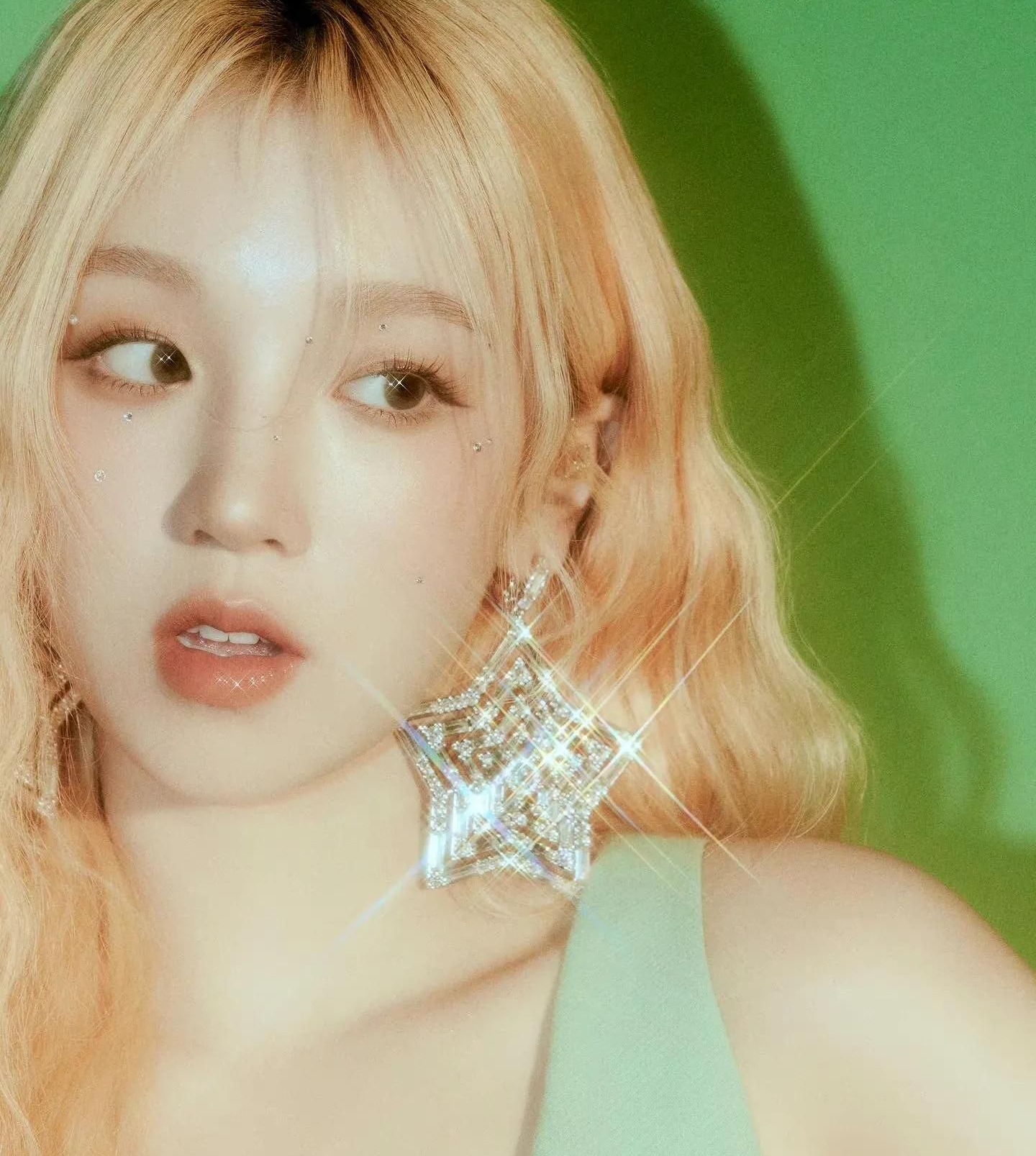 宋雨琦金发粉裙甜美娇俏,一袭亮片吊带裙闪耀迷人,楚楚动人!