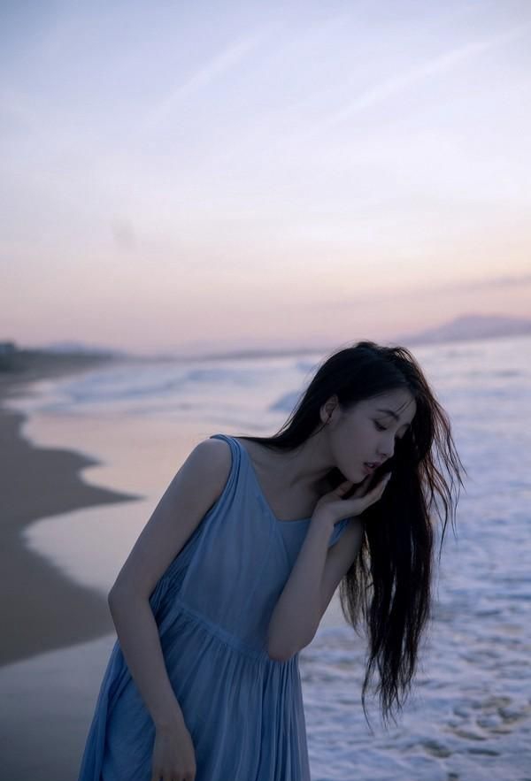 姜贞羽,浅蓝色连衣裙海边写真!_高清图集_新浪网