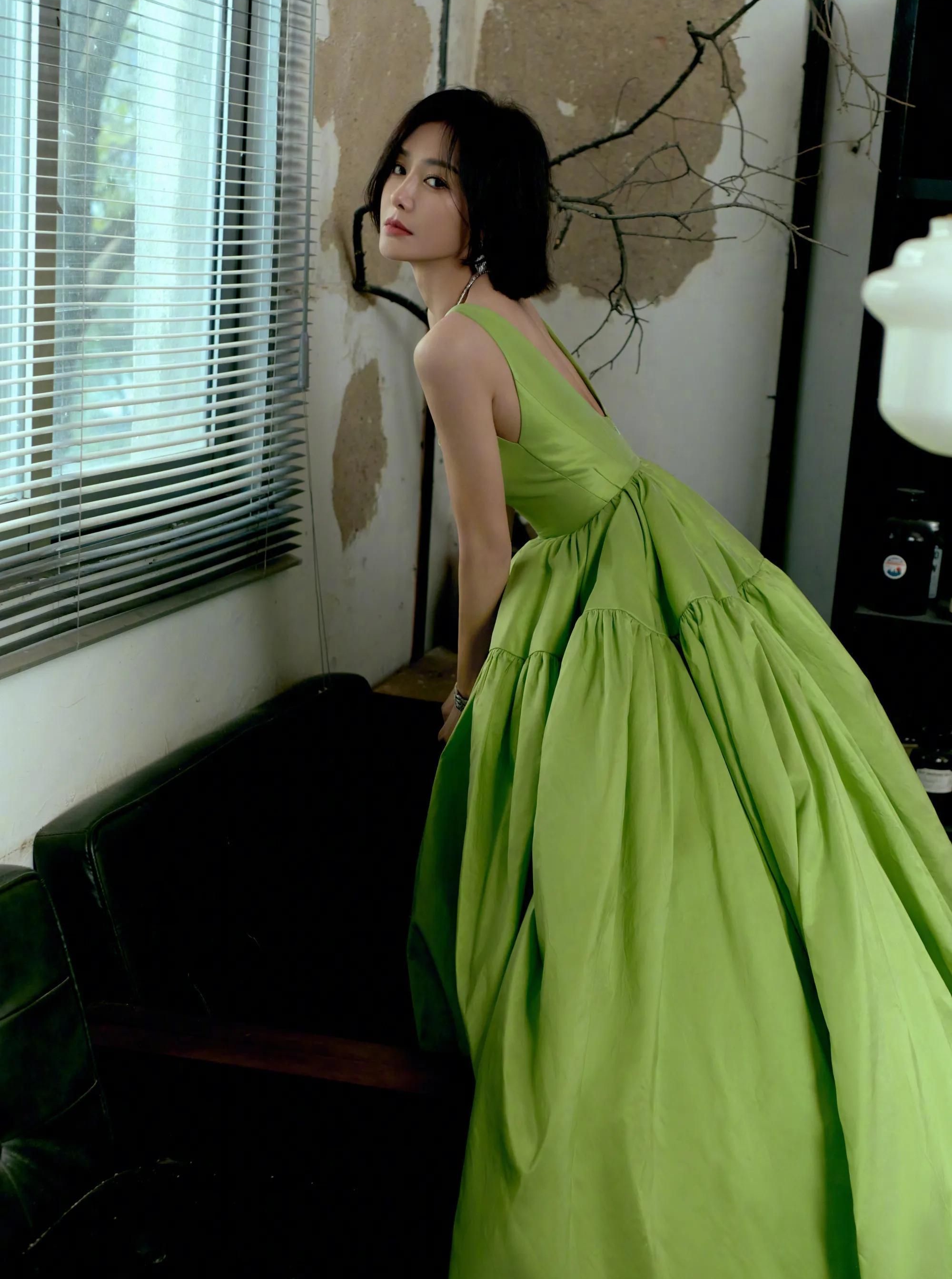 秦岚一袭绿色吊带长裙,身姿窈窕,楚楚动人!_高清图集_新浪网