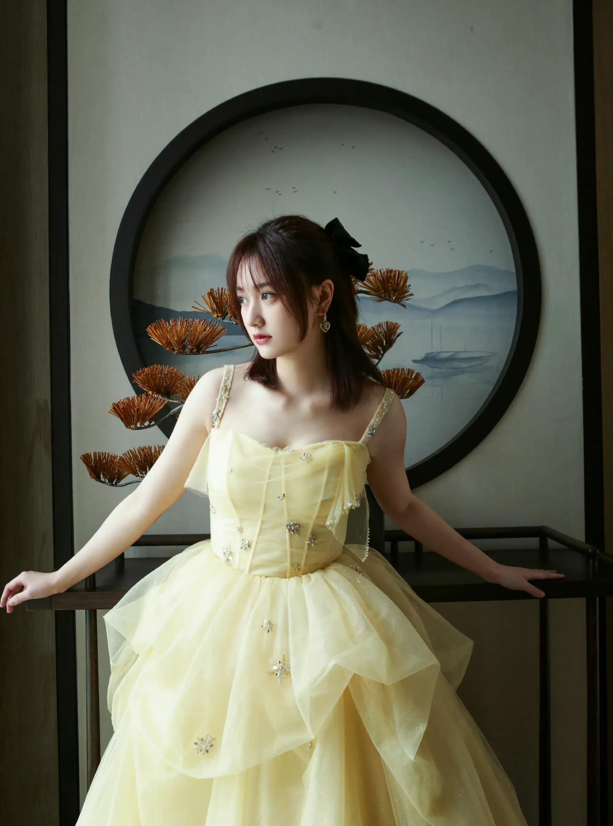 董思怡一袭淡黄纱裙邻家女孩,清新甜美,楚楚动人!_高清图集_新浪网