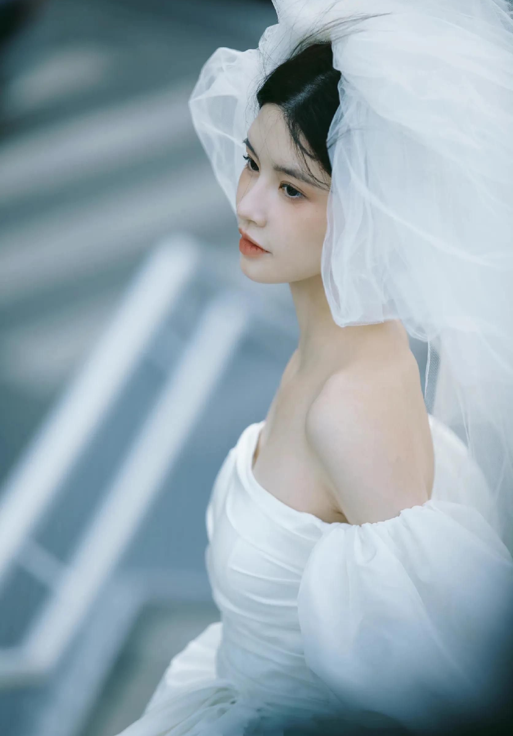 林思意穿抹胸白裙勾勒曼妙身姿笑容甜美美艳动人