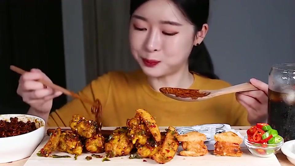 韩国美女吃播,炸鸡炸鲜虾三明治炸酱面,这一桌美食也太丰盛了