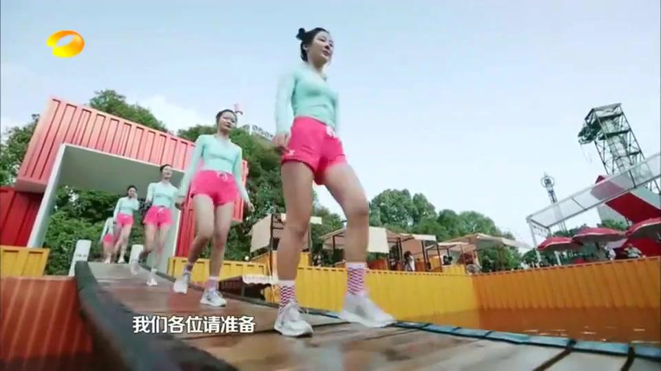 摇啊笑啊桥:美女太厉害了,对面大老爷们全部狼狈落水