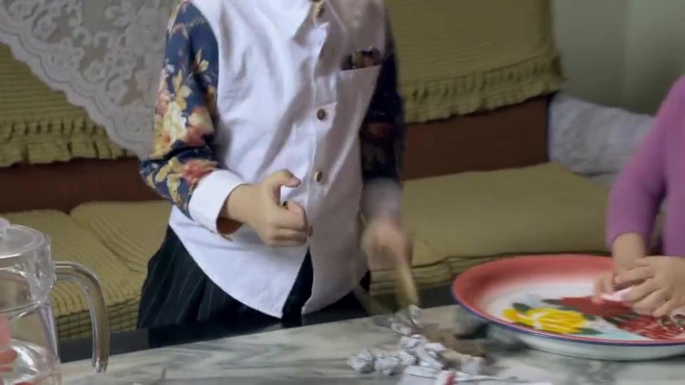 孩子调皮玩弹弓,砸坏玻璃伤到妹妹,奶奶却一味地护着孙子