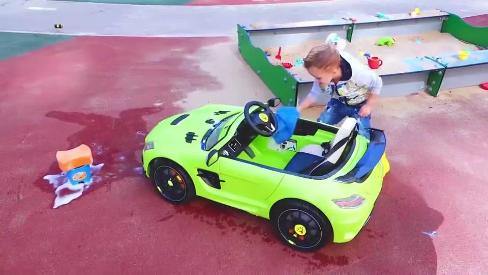 萌娃小可爱刚洗干净的车,一出门就掉坑里了,真是太逗了!