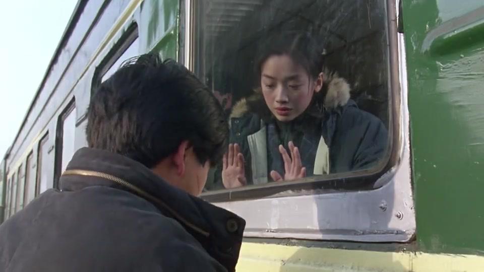 发哥隔着玻璃把戒指送给吴倩莲,长见识了!