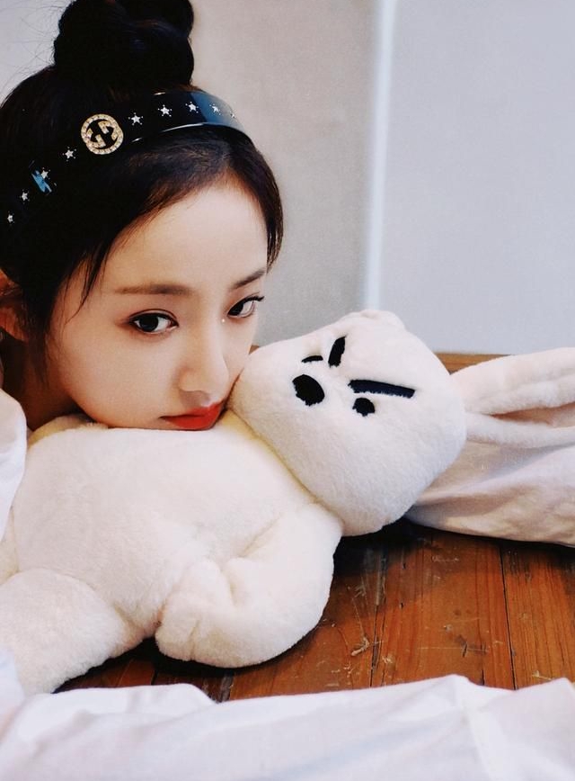 吴佳怡丸子头可爱写真