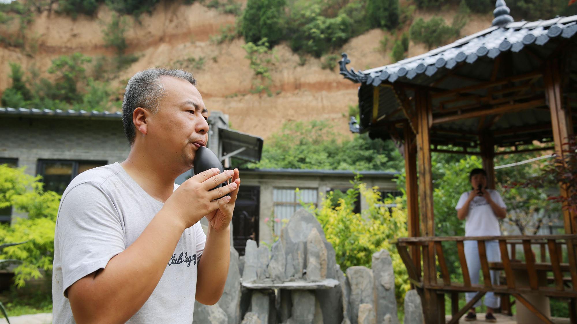 西安80后夫妻把陶埙作坊打造成花园,做埙累了就在凉亭里吹埙