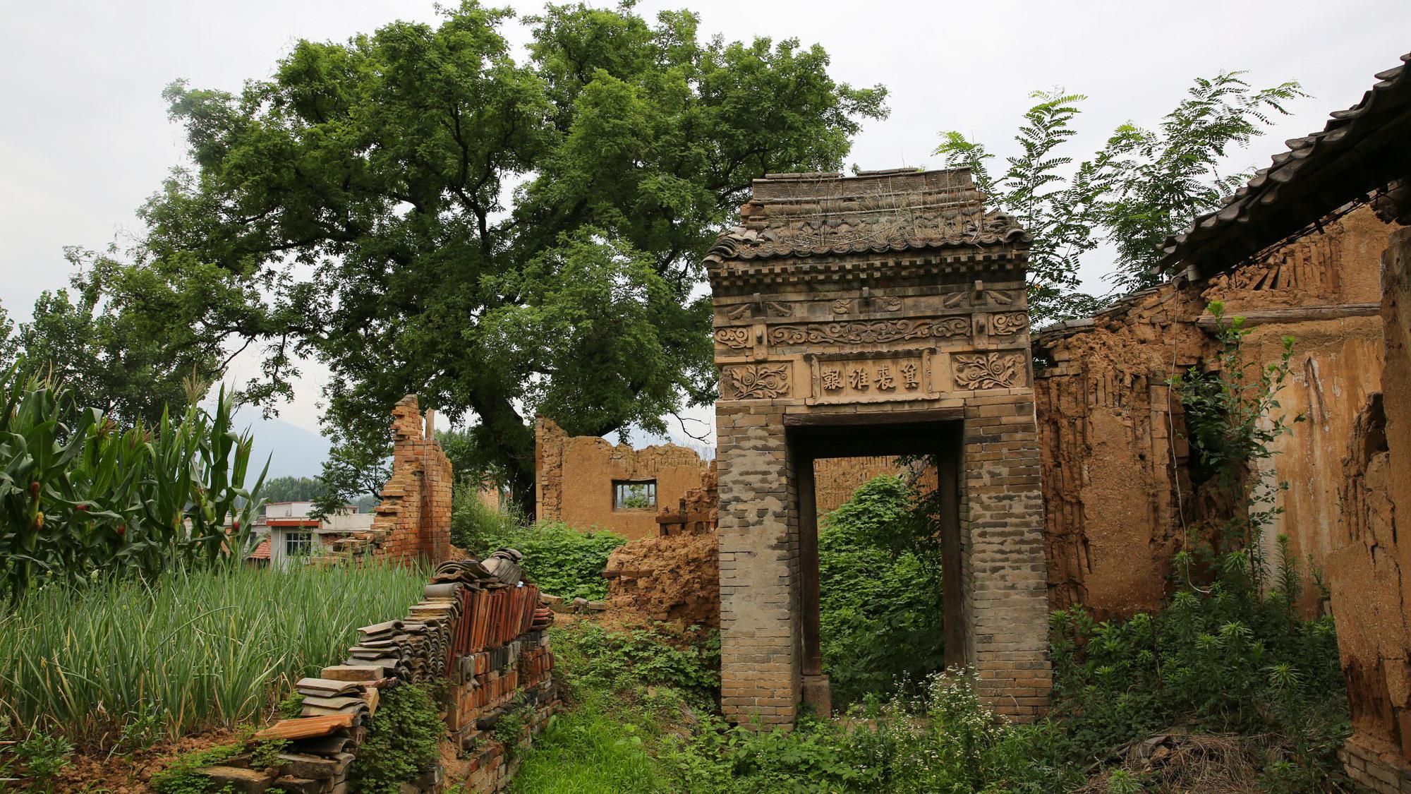 西安少陵原上有座明代四合院,垂花门砖雕精美无比,古宅已废弃