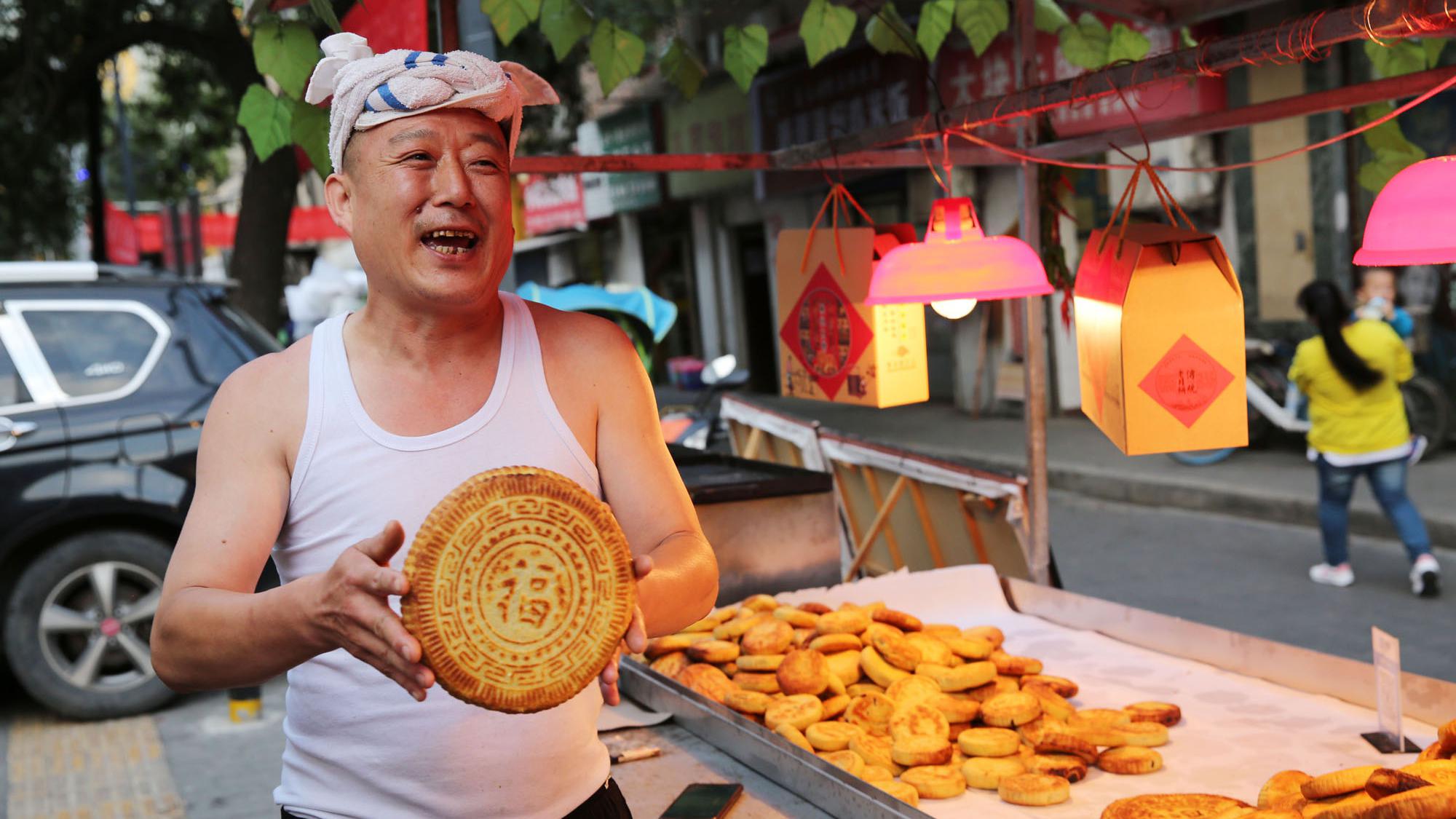 西安街头现做现卖陕北月饼,陕北摊主唱着陕北民歌卖陕北月饼