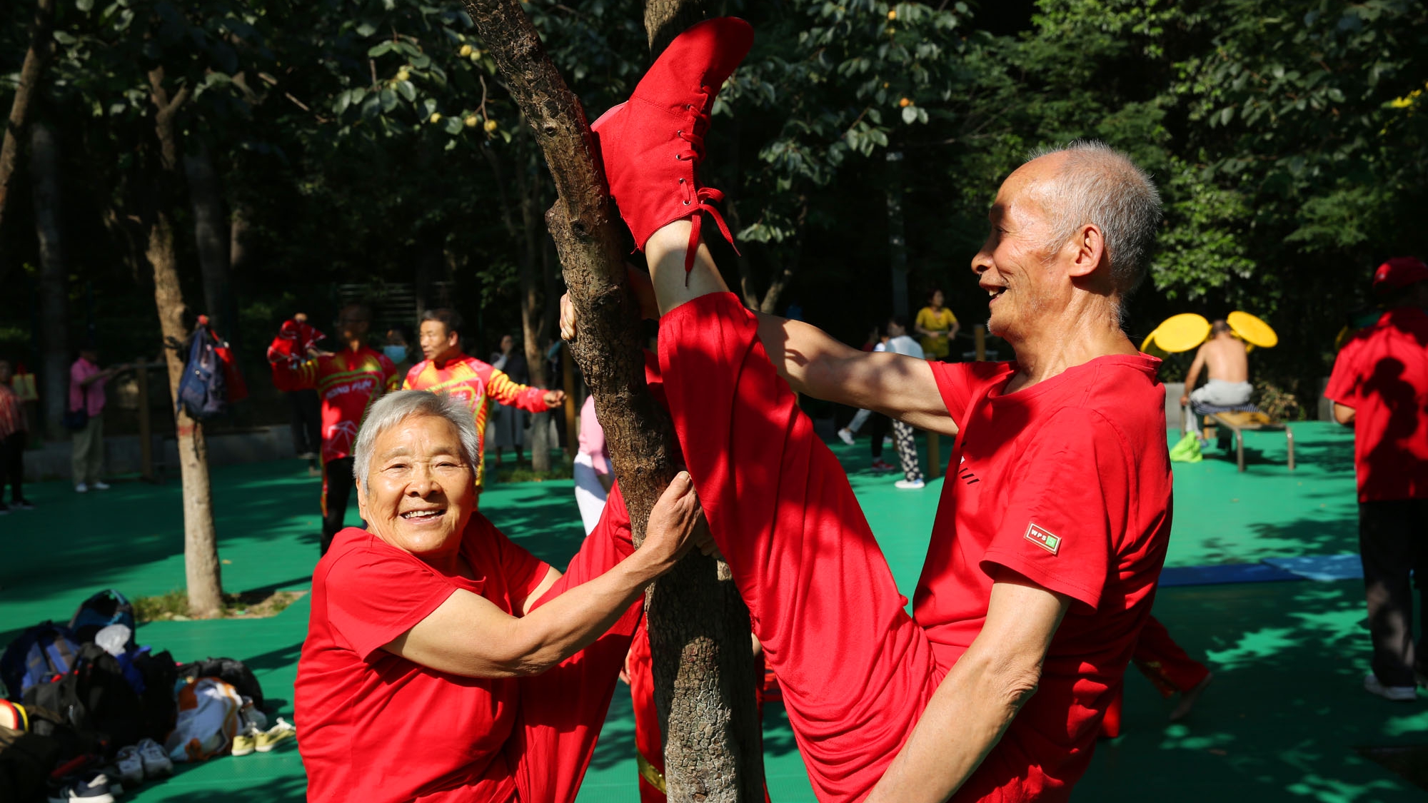 西安大爷大妈公园亮健身绝活倡导全民健身助力全运盛会